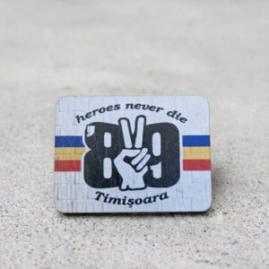 Magnet de frigider Timișoara cu mesajul Heroes Never Die și simbolul Revoluției din 1989