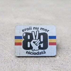 Magnet Timișoara cu mesajul Eroii nu mor niciodată și simbolul Revoluției din 1989